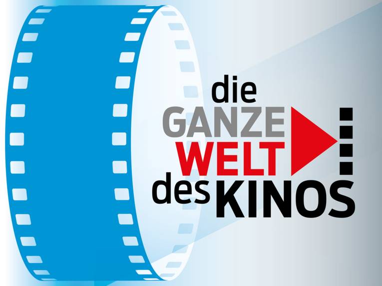 Zu sehen ist eine blaue Filmrolle, neben der in schwarzen, grauen und roten Buchstaben "die GANZE WELT des KINOS" steht.